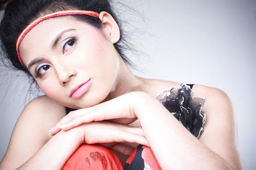 Tuy nhiên, người đẹp này đã phủ nhận thông tin trên và cho rằng bà Hằng đã dựng chuyện để vu khống mình. Tuy nhiên, người đẹp này đã phủ nhận thông tin trên và cho rằng bà Hằng đã dựng chuyện để vu khống mình.