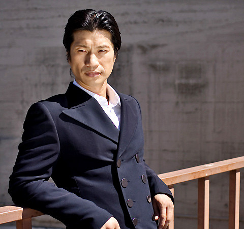 Dustin Nguyễn với vai diễn trị giá 500 triệu đồng trong phim Giữa hai thế giới.