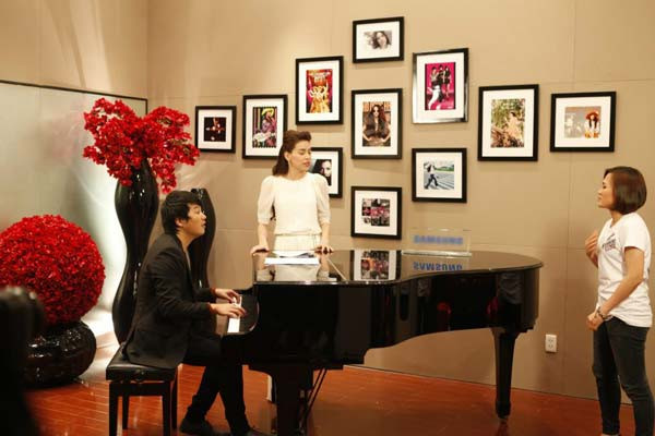 Thanh Bùi và Hồ Hà rất tích cực luyện tập cùngcác thí sinh Thanh Bùi và Hồ Hà rất tích cực luyện tập cùngcác thí sinh