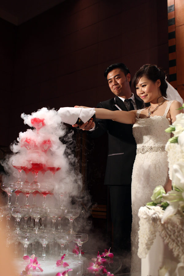 Trên môi cô dâu Thanh Huyền luôn nở nụ cười hạnh phúc, còn chú rể Tuấn Tú lại rất xúc động. Khóe mắt anh đỏ hoe khi nói lời cảm ơn bố mẹ hai bên đã sinh thành và dưỡng dục để cả hai có được ngày hôm nay. Trên môi cô dâu Thanh Huyền luôn nở nụ cười hạnh phúc, còn chú rể Tuấn Tú lại rất xúc động. Khóe mắt anh đỏ hoe khi nói lời cảm ơn bố mẹ hai bên đã sinh thành và dưỡng dục để cả hai có được ngày hôm nay.