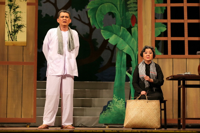 Mức thù lao này cũng là phổ biến nếu so với các sân khấu IDECAF, Thế Giới Trẻ, Nụ Cười Mới, Hoàng Thái Thanh…; với số ghế ngồi ít hơn, Kịch 5B hay Bệt có mức thù lao thấp hơn một chút. Như trong ảnh: Nghệ sĩ hạng A như NSƯT Hữu Châu thì có cát-sê khoảng 1,2 triệu đồng/ 1 suất tại IDECAF