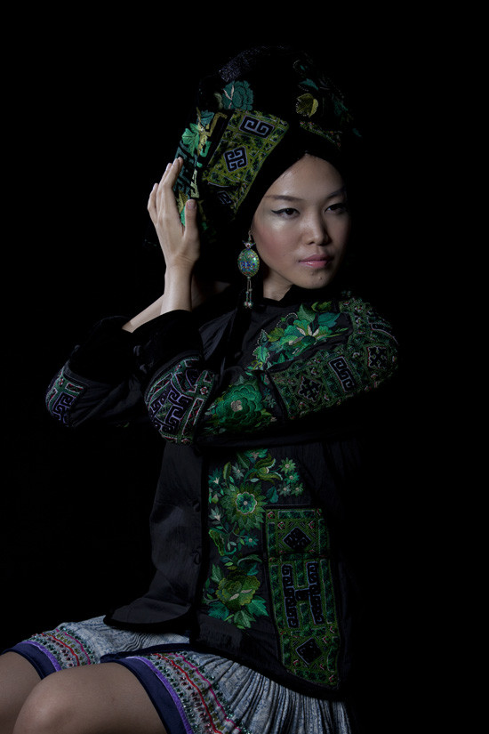 Kết hợp tinh tế giữa nét truyền thống và hiện đại, 50 mẫu thiết kế đặc biệt mà NTK Minh Hạnh định trình diễn tại Lễ hội quốc tế về dệt may đặc biệt Les Metamorphoses ở Pháp là bức tranh sinh động sắc màu của sự hòa quyện Đông Tây. Kết hợp tinh tế giữa nét truyền thống và hiện đại, 50 mẫu thiết kế đặc biệt mà NTK Minh Hạnh định trình diễn tại Lễ hội quốc tế về dệt may đặc biệt Les Metamorphoses ở Pháp là bức tranh sinh động sắc màu của sự hòa quyện Đông Tây.