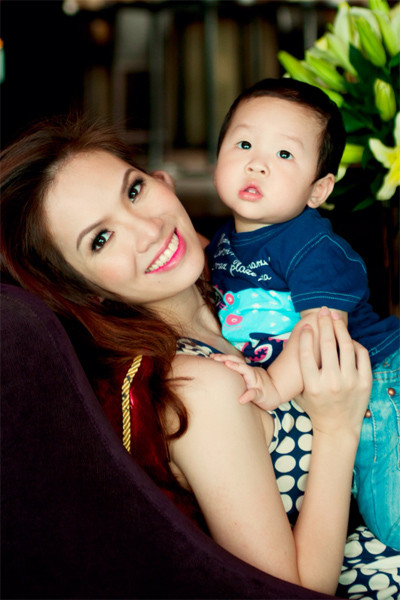 Vợ chồng Đan Lê - Khải Anh gần như chưa bao giờ 'khoe' con trên báo, cũng không đưa con đi dự sự kiện cùng bố mẹ. Thỉnh thoảng, hai vợ chồng cô chia sẻ một số hình ảnh của bé trên trang facebook cá nhân. Ngày 26/7 vừa qua, bé được bố mẹ tổ chức tiệc thôi nôi.