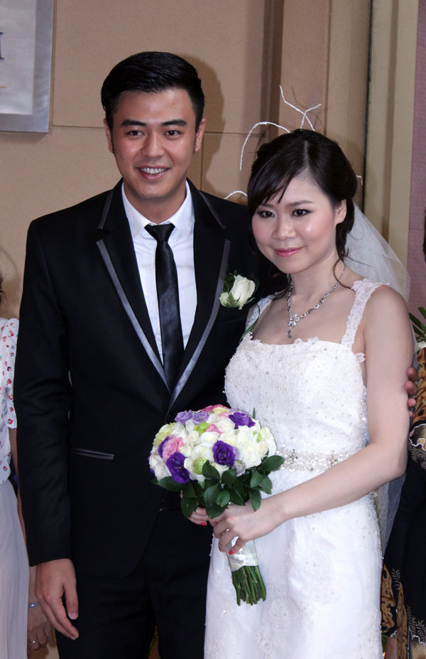 Trên gương mặt cả hai luôn nở nụ cười rạng rỡ Trên gương mặt cả hai luôn nở nụ cười rạng rỡ