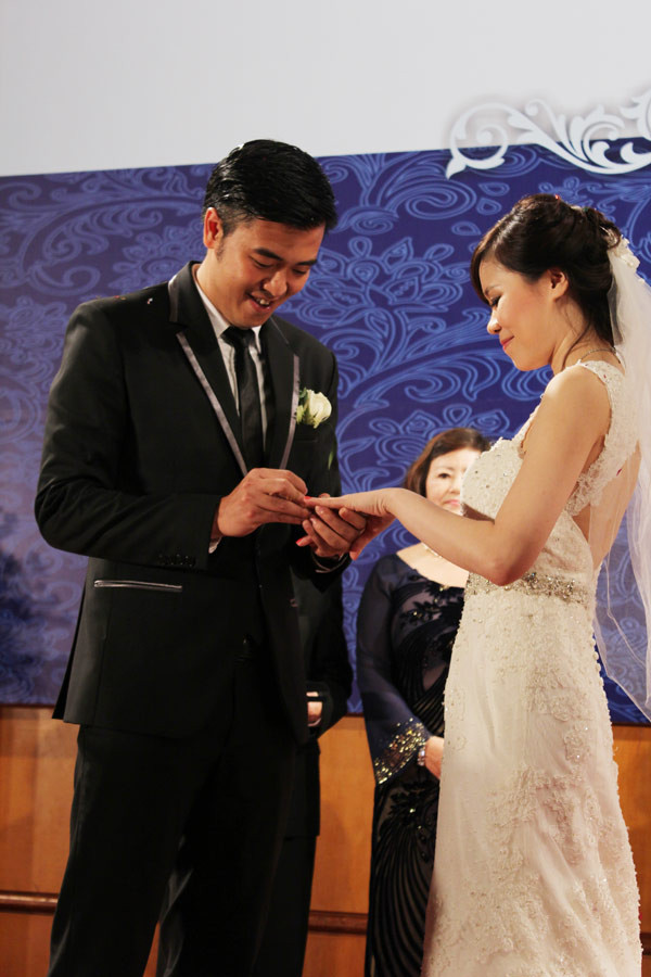 Tuấn Tú trao nhẫn cho vợ mới Tuấn Tú trao nhẫn cho vợ mới