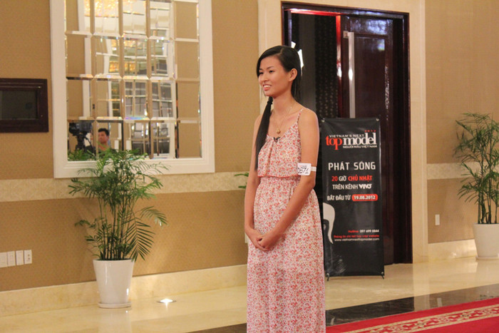 Tuy nhiên, cô gái này đã từ chối đặc quyền đó và muốn khẳng định mình như tất cả các thí sinh khác Tuy nhiên, cô gái này đã từ chối đặc quyền đó và muốn khẳng định mình như tất cả các thí sinh khác