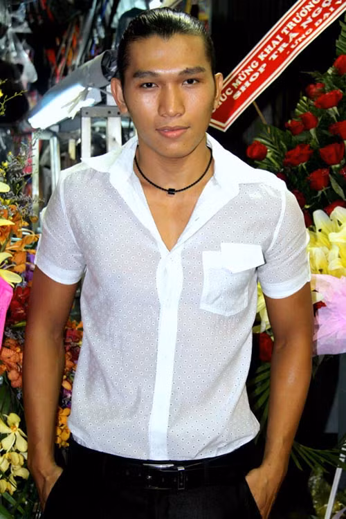 Ngọc Tình sinh năm 1988, sở hữu chiều cao 1m83, 73 kg, số đo ba vòng 103-73-96, mang vẻ đẹp nam tính nhưng cũng rất cá tính trong phong cách cũng như cách tạo dáng chuyên nghiệp.