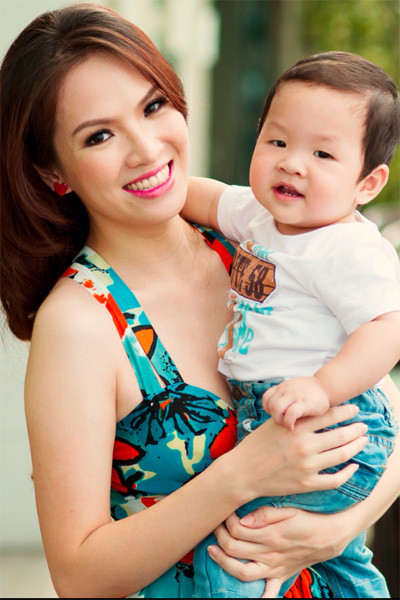 MC - diễn viên Đan Lê làm đám cưới với đạo diễn Khải Anh giữa tháng 2/2011. Đến nay, con trai đầu lòng của họ vừa tròn một tuổi.