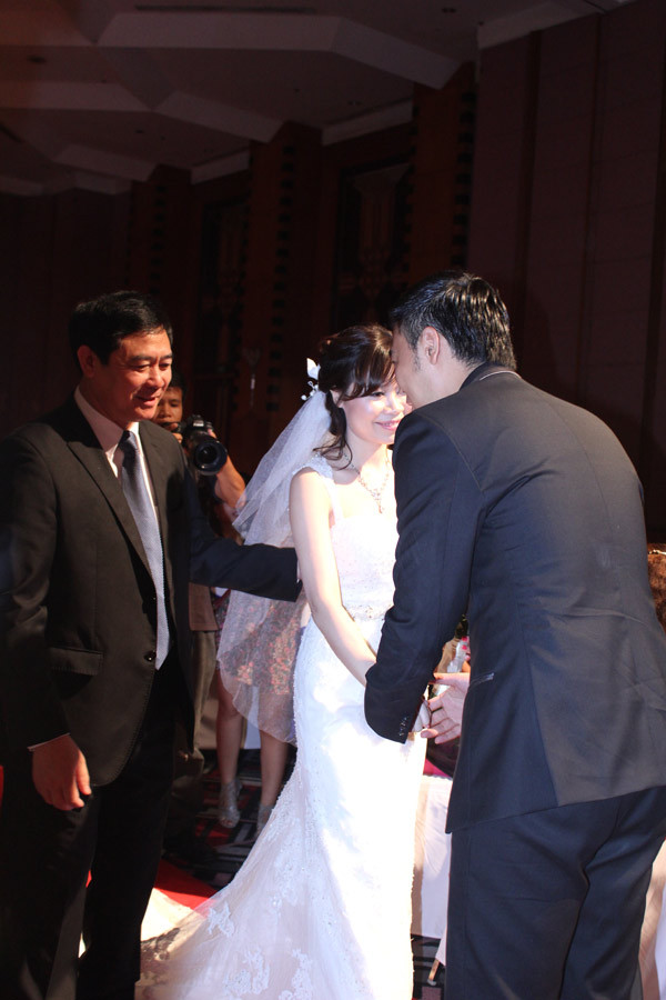 Tuấn Tú hạnh phúc đón lấy cô dâu từ bố vợ Tuấn Tú hạnh phúc đón lấy cô dâu từ bố vợ