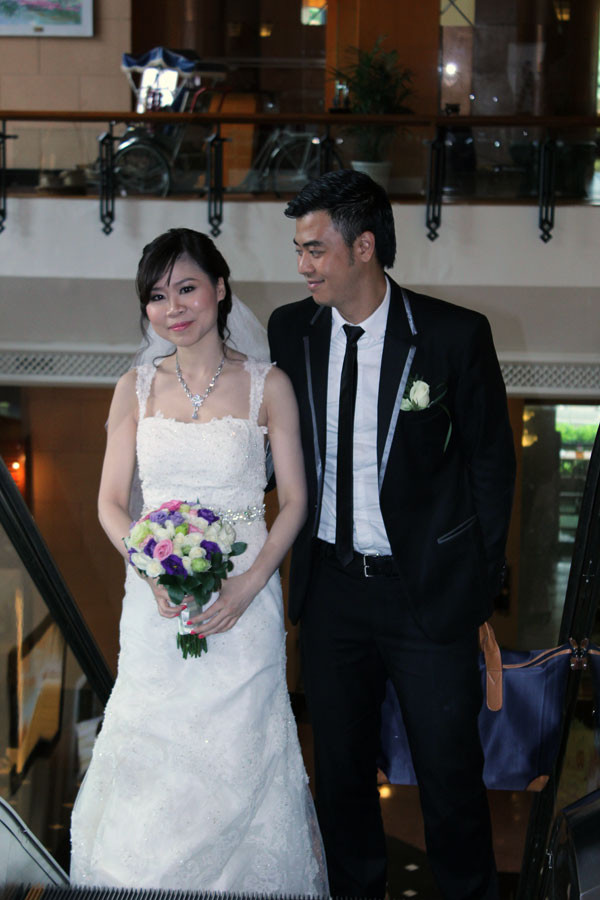 Cô dâu mới ngượng ngùng bên chú rể. Cô dâu mới ngượng ngùng bên chú rể.