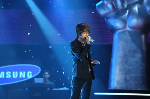 Chàng thư sinh Bùi Anh Tuấn khiến Thu Minh phải thốt lên: "Đây là một chàng hoàng tử, chàng hoàng tử không những có bạch mã mà còn có một than gươm báu rất sắc bén". Chàng thư sinh Bùi Anh Tuấn khiến Thu Minh phải thốt lên: "Đây là một chàng hoàng tử, chàng hoàng tử không những có bạch mã mà còn có một than gươm báu rất sắc bén".