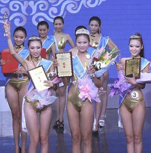 Trước đó, 3 cô gái giành ngôi vị cao nhất trong cuộc thi Hoa hậu Bikini Trung Quốc khu vực Sơn Đông cũng khiến công chúng bức xúc. Ba cô gái đều bị chê là thân hình gầy guộc, da đen và trông không được khoẻ khoắn Trước đó, 3 cô gái giành ngôi vị cao nhất trong cuộc thi Hoa hậu Bikini Trung Quốc khu vực Sơn Đông cũng khiến công chúng bức xúc. Ba cô gái đều bị chê là thân hình gầy guộc, da đen và trông không được khoẻ khoắn