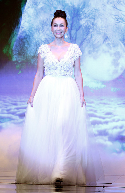 Ngoài 40 tuổi, người đẹp Diễm My vẫn lộng lẫy và quyến rũ trong bộ áo cưới khi tham gia biểu diễn trong một sự kiện. Ngoài 40 tuổi, người đẹp Diễm My vẫn lộng lẫy và quyến rũ trong bộ áo cưới khi tham gia biểu diễn trong một sự kiện.