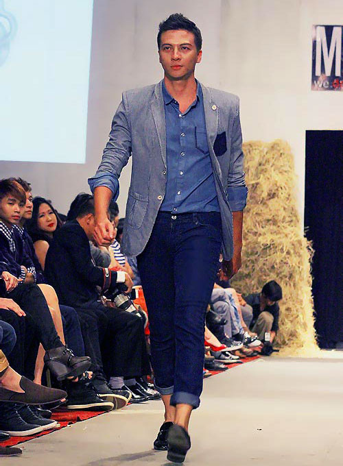 Siêu mẫu Hoàng Anh khiến các cô nàng “điêu đứng” vì vẻ điển trai pha chút cổ điển cùng phong cách lịch lãm của một quý ông chính hiệu. Tên đầy đủ: Dương Hoàng Anh, anh sinh ngày 3.9.1980. Siêu mẫu Hoàng Anh khiến các cô nàng “điêu đứng” vì vẻ điển trai pha chút cổ điển cùng phong cách lịch lãm của một quý ông chính hiệu. Tên đầy đủ: Dương Hoàng Anh, anh sinh ngày 3.9.1980.