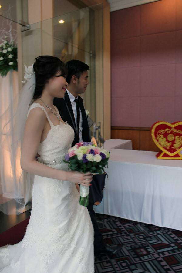 Cả hai dắt tay nhau tình cảm tiến vào phòng tiệc Cả hai dắt tay nhau tình cảm tiến vào phòng tiệc