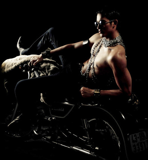 Chiều cao: 1m81, cân nặng: 70 kg, số đo ba vòng: 98 - 76 - 96. Giải Ba cuộc thi Manhunt 2006, sở hữu những bức ảnh nude nghệ thuật đầy táo bạo, Lê Trung Cương đã làm thay đổi quan niệm của nhiều người về cái đẹp: không chỉ có phụ nữ mà đàn ông cũng là những kiệt tác của tạo hóa. Chiều cao: 1m81, cân nặng: 70 kg, số đo ba vòng: 98 - 76 - 96. Giải Ba cuộc thi Manhunt 2006, sở hữu những bức ảnh nude nghệ thuật đầy táo bạo, Lê Trung Cương đã làm thay đổi quan niệm của nhiều người về cái đẹp: không chỉ có phụ nữ mà đàn ông cũng là những kiệt tác của tạo hóa.