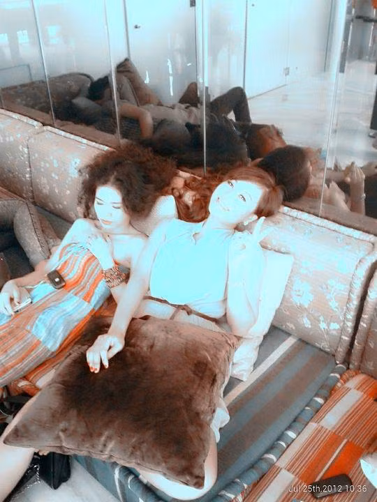 Các thí sinh đội Mr Đàm "thư giãn" trong buổi tập.