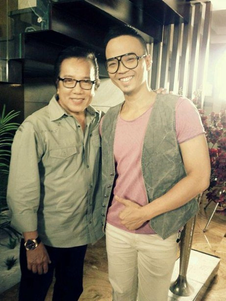 Cố vấn của đội Mr Đàm Evis Phương chụp hình cùng các thí sinh. Cố vấn của đội Mr Đàm Evis Phương chụp hình cùng các thí sinh.