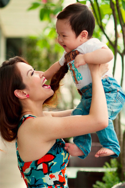Đây là lần đầu tiên, nữ diễn viên 'Em muốn làm người nổi tiếng' xuất hiện cùng con trai trong một bộ ảnh thời trang. Đan Lê vô cùng hạnh phúc với cậu con trai kháu khỉnh và anh chồng đẹp trai của mình.(Theo Ngôi Sao)