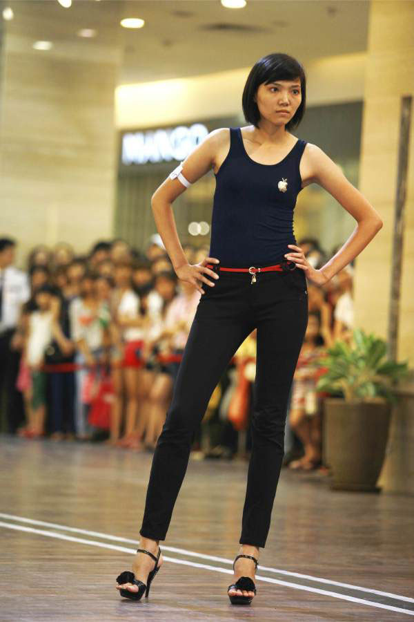 Dương Thanh quật ngã cả một thành viên cao to trong ekip Vietnam's Next Top Model, Dương Thanh không chỉ gây ấn tượng với các thành viên ban giám khảo, ekip sản xuất mà cả với các khán giả biết được thông tin này. Cô gái sở hữu chiều cao 1m76 này còn có 1 cá tính rất thú vị dễ dàng thu hút sự chú ỷ của mọi người từ nụ cười đến cách trả lời phỏng vấn thẳng thắng, khéo léo sẽ chinh phục những thử thách đầu tiên của bộ tứ quyền lực? Dương Thanh quật ngã cả một thành viên cao to trong ekip Vietnam's Next Top Model, Dương Thanh không chỉ gây ấn tượng với các thành viên ban giám khảo, ekip sản xuất mà cả với các khán giả biết được thông tin này. Cô gái sở hữu chiều cao 1m76 này còn có 1 cá tính rất thú vị dễ dàng thu hút sự chú ỷ của mọi người từ nụ cười đến cách trả lời phỏng vấn thẳng thắng, khéo léo sẽ chinh phục những thử thách đầu tiên của bộ tứ quyền lực?