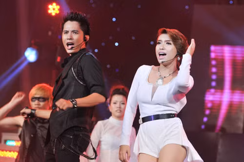 Trước đó, Tiêu Châu Như Quỳnh thường xuyên xuất hiện trên các chương trình ca nhạc lớn nhỏ. Cô đã có 1 lượng fan không nhỏ