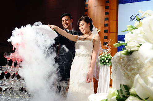 Tuấn Tú và vợ rạng rỡ hạnh phúc trong ngày cưới. Tuấn Tú và vợ rạng rỡ hạnh phúc trong ngày cưới.