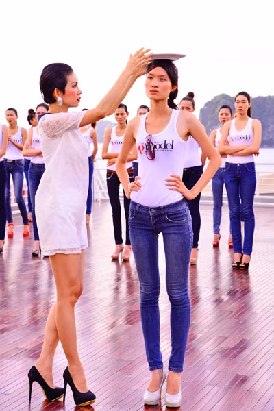 Với vẻ mệt mỏi và sợ hãi của các cô gái trẻ này, liệu họ có tiếp thu bài học một cách tốt nhất? Với vẻ mệt mỏi và sợ hãi của các cô gái trẻ này, liệu họ có tiếp thu bài học một cách tốt nhất?