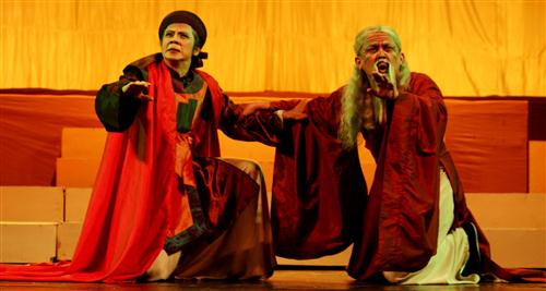 Trong khi những ca sỹ, diễn viên thị trường có cát-xê "khủng" thì diễn viên kịch lại nhận được cát-xê rất thấp. Được biết, sân khấu Kịch Hồng Vân trả cho diễn viên hạng A từ 1 triệu đến 1,5 triệu đồng/ 1 suất, hạng B khoảng 7-8 trăm ngàn,, hạng triển vọng chừng 5 trăm ngàn, diễn viên trẻ 3-4 trăm ngàn, vai quần chúng 1-2 trăm ngàn đồng.