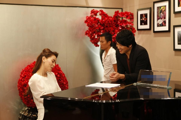 Hồ Hà trực tiếp hướng dẫn thí sinh cùng ca sỹ Thanh Bùi. Hồ Hà trực tiếp hướng dẫn thí sinh cùng ca sỹ Thanh Bùi.