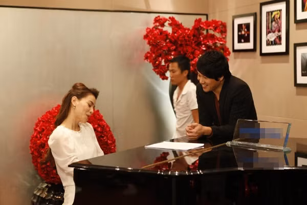 Hồ Hà trực tiếp hướng dẫn thí sinh cùng ca sỹ Thanh Bùi.