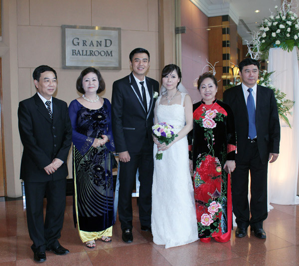 Chụp ảnh với bố mẹ hai bên Chụp ảnh với bố mẹ hai bên