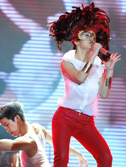 Sự trở lại của Hồng Nhung thực sự tạo được một ấn tượng mạnh cho người xem. (Theo Ngôi Sao) Sự trở lại của Hồng Nhung thực sự tạo được một ấn tượng mạnh cho người xem. (Theo Ngôi Sao)