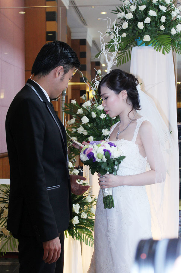 Cô dâu chú rể hồi hộp trước đám cưới Cô dâu chú rể hồi hộp trước đám cưới