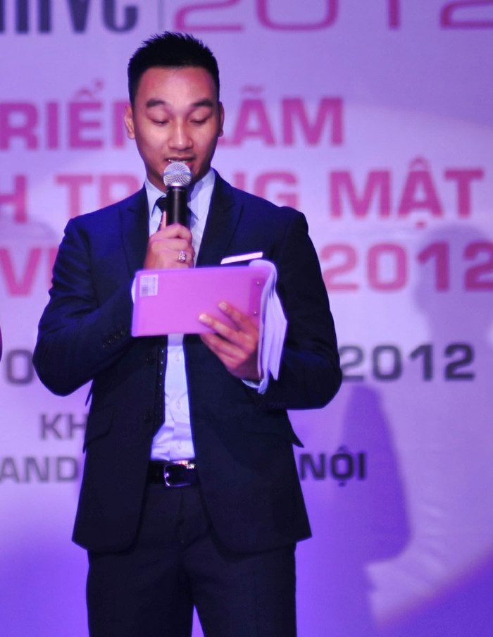 Diễn viên Hài Thành Trung vui vẻ dẫn chương trình trước tin đồn gia đình rạn nứt