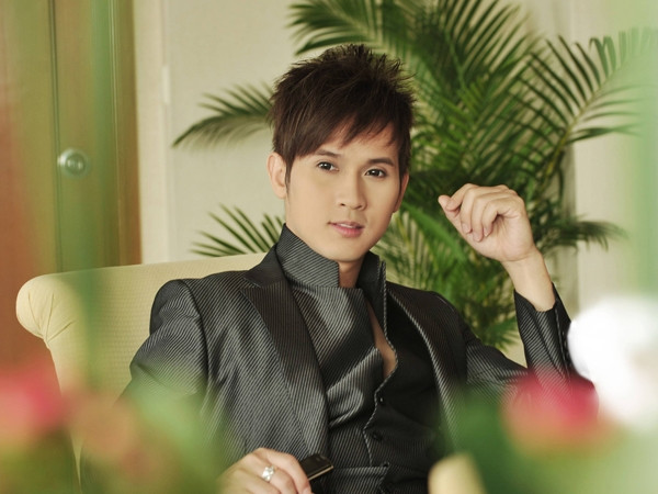 Nguyên Vũ cũng đặt tên cho album của mình một cái tên đặc sệt "Tây" là Password… Internet love