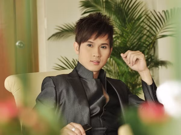 Nguyên Vũ cũng đặt tên cho album của mình một cái tên đặc sệt "Tây" là Password… Internet love
