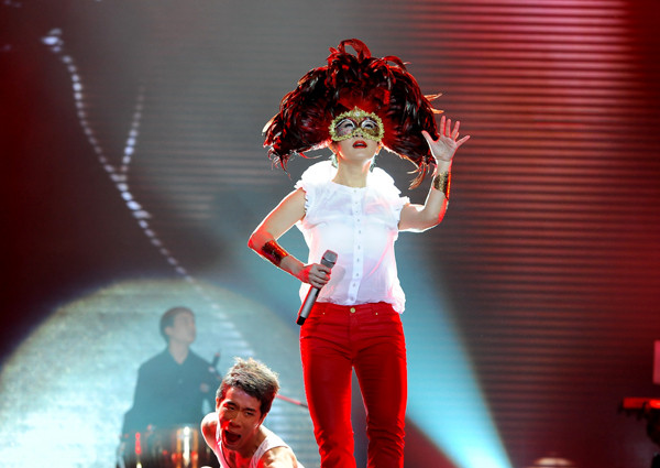 Vóc dáng thon gọn, vẻ gợi cảm quyến rũ của Hồng Nhung vẫn làm nhiều người ngây ngất.Hồng Nhung thường gây chú ý bằng những phụ kiện lạ mắt như đóa hồng "khủng" trên đầu hay bộ áo có họa tiết hình quả dứa.... Vóc dáng thon gọn, vẻ gợi cảm quyến rũ của Hồng Nhung vẫn làm nhiều người ngây ngất.Hồng Nhung thường gây chú ý bằng những phụ kiện lạ mắt như đóa hồng "khủng" trên đầu hay bộ áo có họa tiết hình quả dứa....