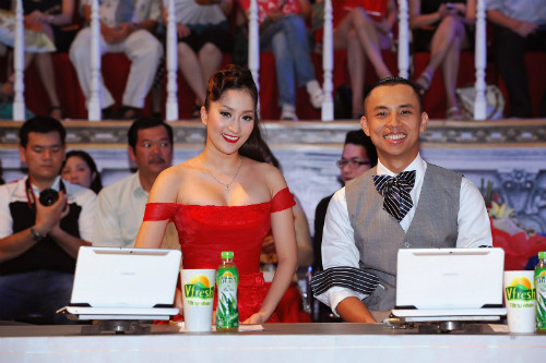 Chí Anh, Khánh Thi nhận được trên dưới 10 triệu đồng/1 điêm thi Bước nhảy hoàn vũ. Như vậy, cả mùa giải, số tiền hai vị giám khảo nhận được không dưới 100 triệu. Các vị giám khảo khác nhận được khoảng 4 -6 triệu/1 điêm không bao gồm tiền đi lại, ăn ở do BTC lo.