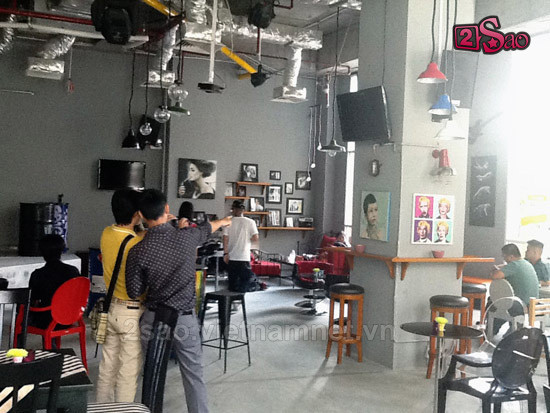 Khác với 3 giám khảo trên, Trần Lập chọn một quán cafe làm nơi luyện tập của đội mình. Khác với 3 giám khảo trên, Trần Lập chọn một quán cafe làm nơi luyện tập của đội mình.