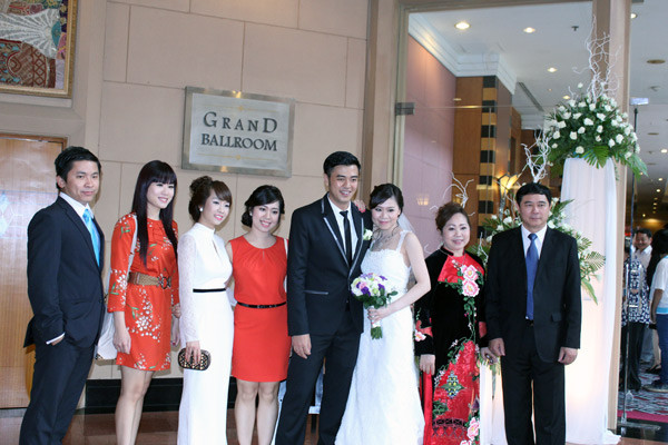 Cô dâu chú rể chụp ảnh với những người bạn thân thiết. Cô dâu chú rể chụp ảnh với những người bạn thân thiết.