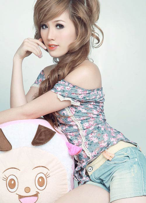 Khi chia sẻ về chuyện tình yêu, Bảo Thy cho rằng mình là người cổ hủ và rất khó yêu. Đã yêu là cưới: "Tôi là ca sĩ, tôi trẻ thật, nhưng có quan niệm hơi cổ hủ thế này, với tôi, tình yêu là phải đi đến hôn nhân. Vì thế, người mà tôi giới thiệu với mọi người sau này chắc chắn phải là chồng của tôi. Mọi người bảo tôi khờ quá, chuyện tình cảm có ai nói được hai từ chắc chắn. Nhưng suy nghĩ của tôi là vậy, đó cũng là lý do đến giờ vẫn chưa nhận lời yêu ai" Bảo Thy cho biết.(Theo Mốt và Cuộc sống)