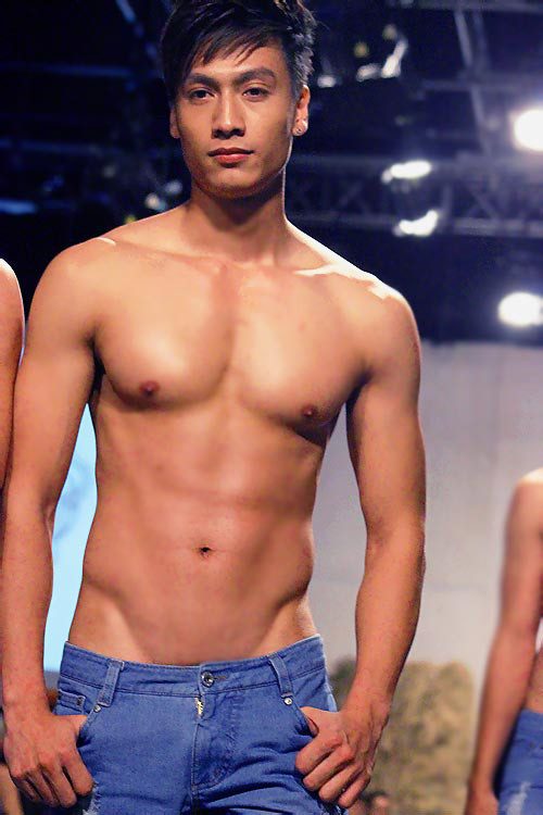 Hoàng Gia Ngọc - Giải bạc Siêu mẫu 2010 sinh năm 1986, sở hũu chiều cao 1m82, số đo ba vòng 100-75-100. Gia Ngọc sinh ra và lớn lên tại thành phố Hoa Phượng Đỏ, hiện anh đang lập nghiệp ở TP. Hồ Chí Minh Hoàng Gia Ngọc - Giải bạc Siêu mẫu 2010 sinh năm 1986, sở hũu chiều cao 1m82, số đo ba vòng 100-75-100. Gia Ngọc sinh ra và lớn lên tại thành phố Hoa Phượng Đỏ, hiện anh đang lập nghiệp ở TP. Hồ Chí Minh