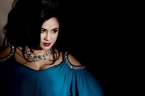 Mới đây, NSND Trung Kiên đã phát biểu rằng "Uyên Linh đang nhạt dần vì không có cơ bản" và hôm nay, nữ diva hàng đầu Việt Nam tiếp tục lên tiếng chê ca sĩ Hồ Ngọc Hà và Mr. Đàm là những ca sĩ dùng công nghệ để nổ...