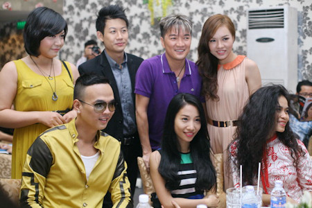 Và tất nhiên, Mr Đàm không quên dẫn theo các thành viên đội chơi tại The voice đến dự. Và tất nhiên, Mr Đàm không quên dẫn theo các thành viên đội chơi tại The voice đến dự.