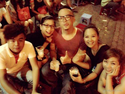 Trước đó, tối 2/8 huấn luyện viên Đàm Vĩnh Hưng đã đưa các thành viên đi cà phê vỉa hè và dành trọn một buổi cho mọi người được tỏa sáng tại sân khấu phòng trà Không tên (TP.HCM). Trước đó, tối 2/8 huấn luyện viên Đàm Vĩnh Hưng đã đưa các thành viên đi cà phê vỉa hè và dành trọn một buổi cho mọi người được tỏa sáng tại sân khấu phòng trà Không tên (TP.HCM).