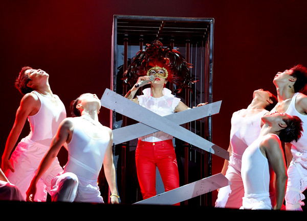 Sau thời gian nghỉ sinh, Hồng Nhung trở lại sân khấu với thời trang lạ lẫm trong chương trình Bài hát yêu thích tháng 8 diễn ra tối 5/8 vừa qua tại sân khấu Lan Anh (HCM). Sau thời gian nghỉ sinh, Hồng Nhung trở lại sân khấu với thời trang lạ lẫm trong chương trình Bài hát yêu thích tháng 8 diễn ra tối 5/8 vừa qua tại sân khấu Lan Anh (HCM).