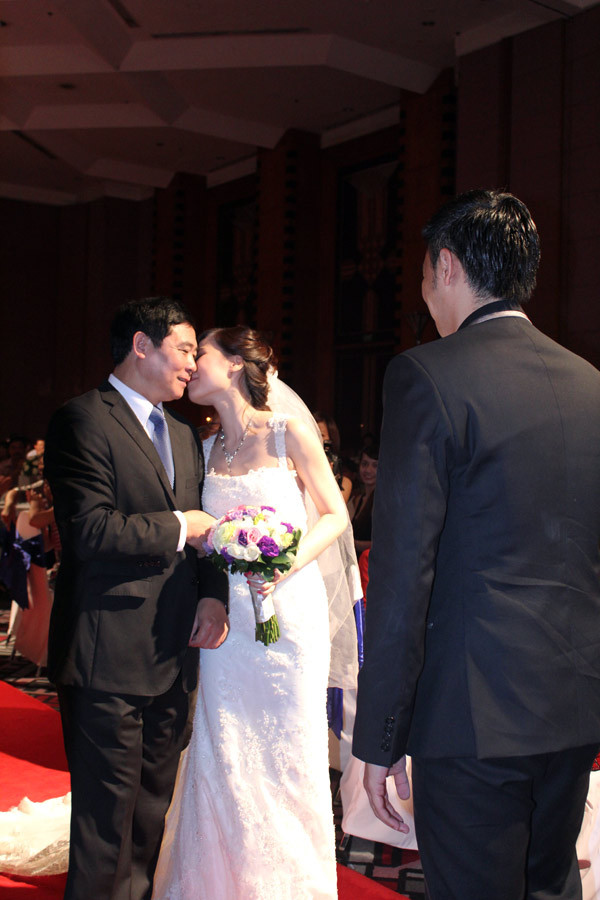 Cô dâu hôn tạm biệt bố trước khi nắm tay chú rể Cô dâu hôn tạm biệt bố trước khi nắm tay chú rể