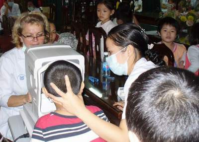 Khám cho trẻ mắc tật khúc xạ (ảnh minh họa, nguồn: Internet) Khám cho trẻ mắc tật khúc xạ (ảnh minh họa, nguồn: Internet)