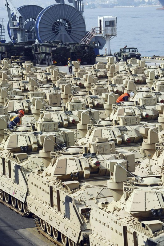 Tàu vận tải chở thiết giáp xa M2A2 của Mỹ tại cảng Busan, Hàn Quốc Ngày 12/10/2011