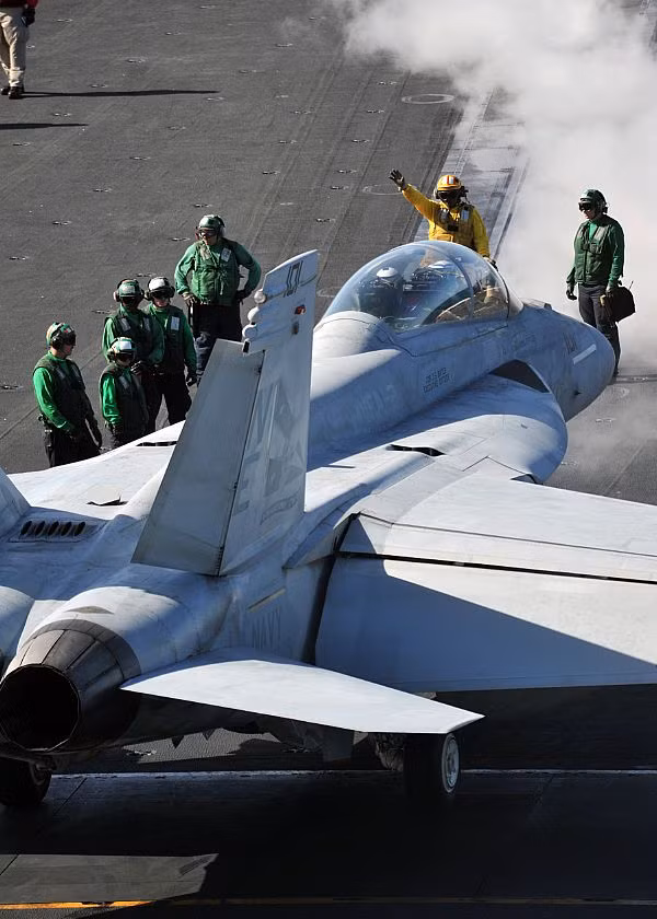 Tiêm kích F/A-18F Super Hornet hạ cánh trên bong tàu sân bay USS Abraham Lincoln (CVN 72) đang có mặt trên Thái Bình Dương ngày 6/10/2011.